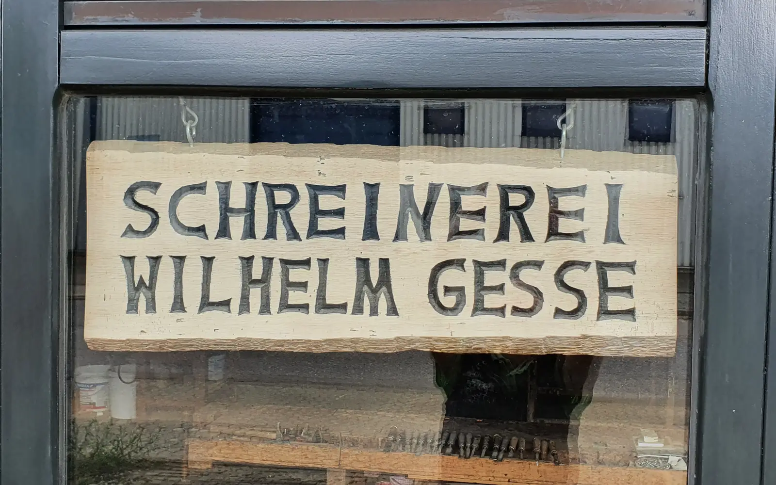 Fenster Schreinerwerkstatt, Holzschild mit Beschriftung "Schreinerei Wilhelm Gesse"