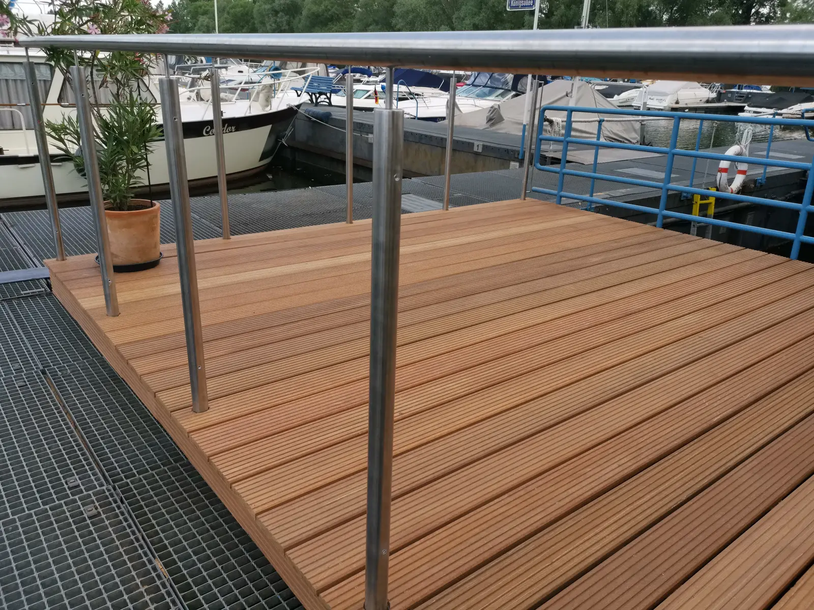 Terrassenboden aus Holz mit Edelstahl-Geländer am Bootssteg 