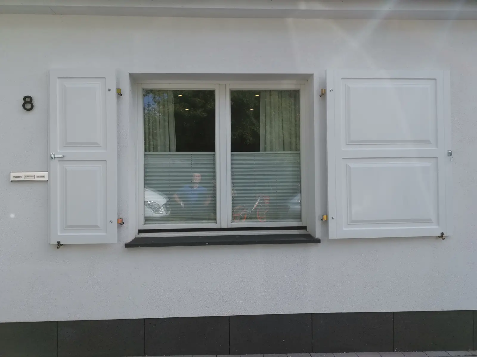 Fensterläden aus weißem Holz geöffnet (Fenster-Spiegelbild  Schreiner Gesse)