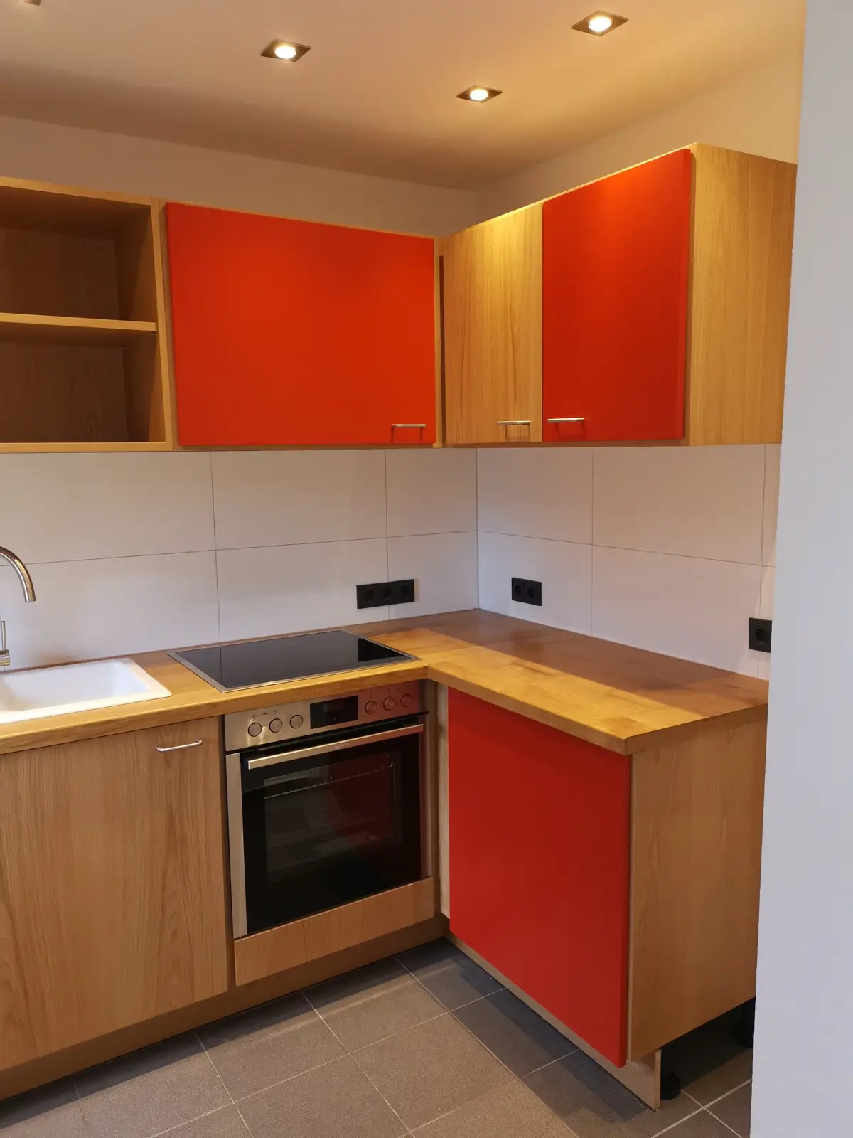 Küchenschränke aus Holz mit Elementen in Rot