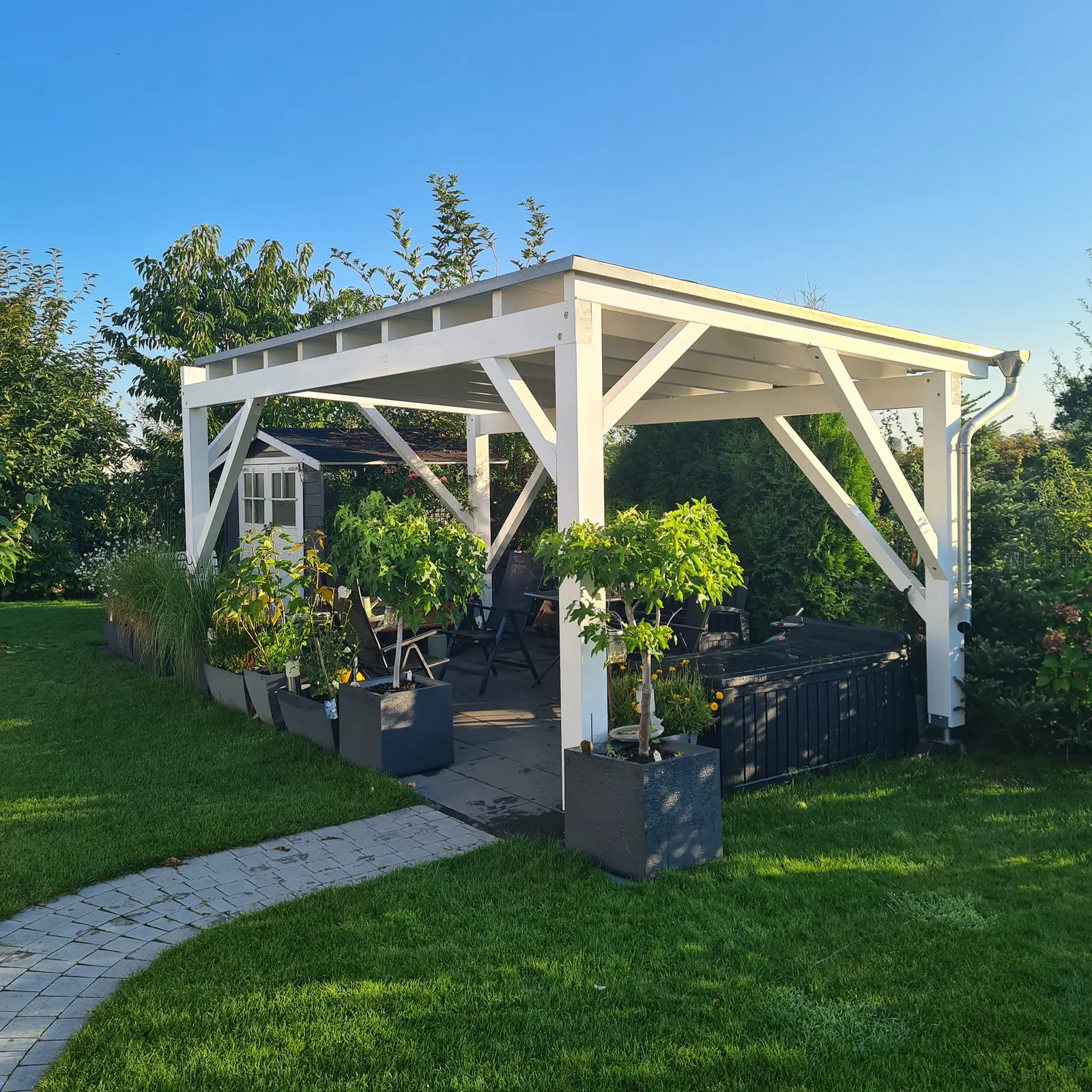 Gartenpavillion mit weißem Holz gearbeitet