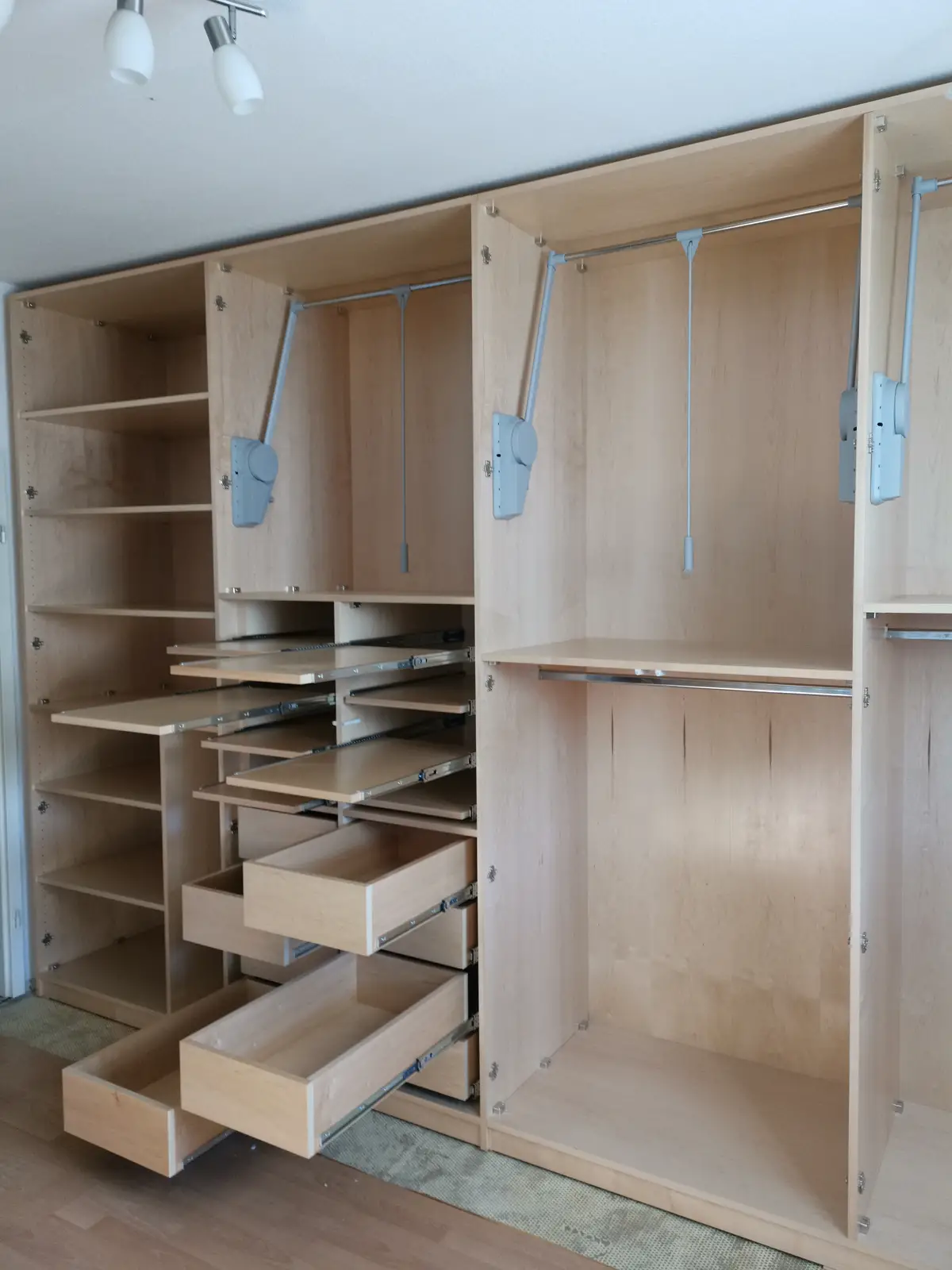 Kleiderschrank mit Innenausbau von Schubfächern und Böden